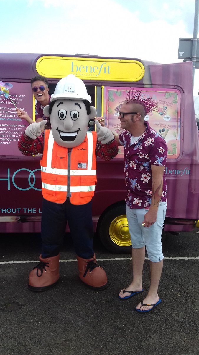 AdeebaKeepmoat's tweet photo. Keepmoat Ken learns how to contour from the best! #NOLONGHAUL #KeepmoatKen #Seafest2017 #Scarborough https://t.co/gTqTXQWdXQ