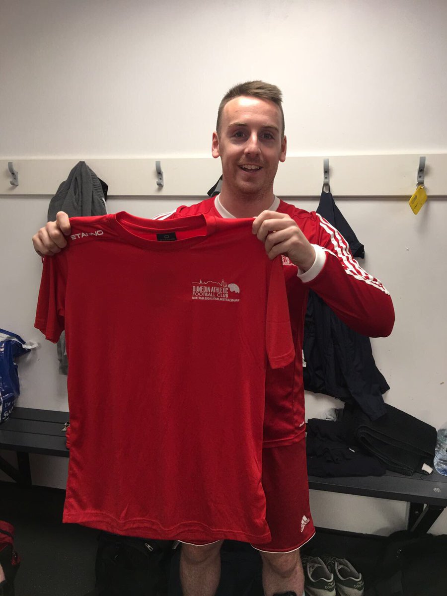 There he is auld clubfoot signing again with us for the season ahead @qtsmith88 #DunedinAthletic ❤⚽️