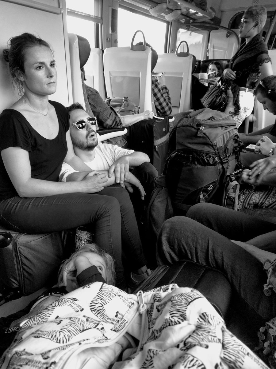 astridguillon's tweet photo. @SNCF train 65730 Bordeaux/Sarlat. Enfants par terre, personnes âgées et femmes enceintes sans places, toilettes HS. Lamentable https://t.co/hFxeD8vJLj