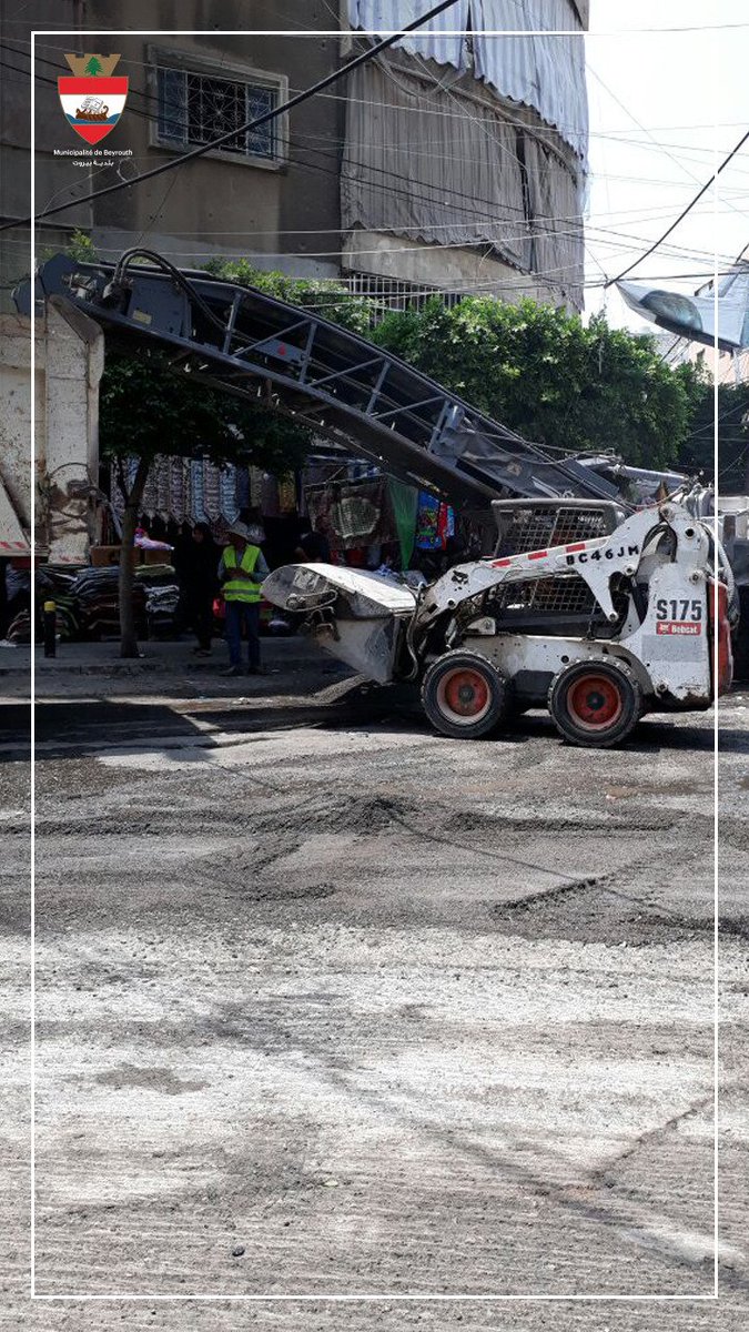 بلديّة بيروت تعمل على التزفيت وفتح أقنية المجاري في منطقة صبرا.