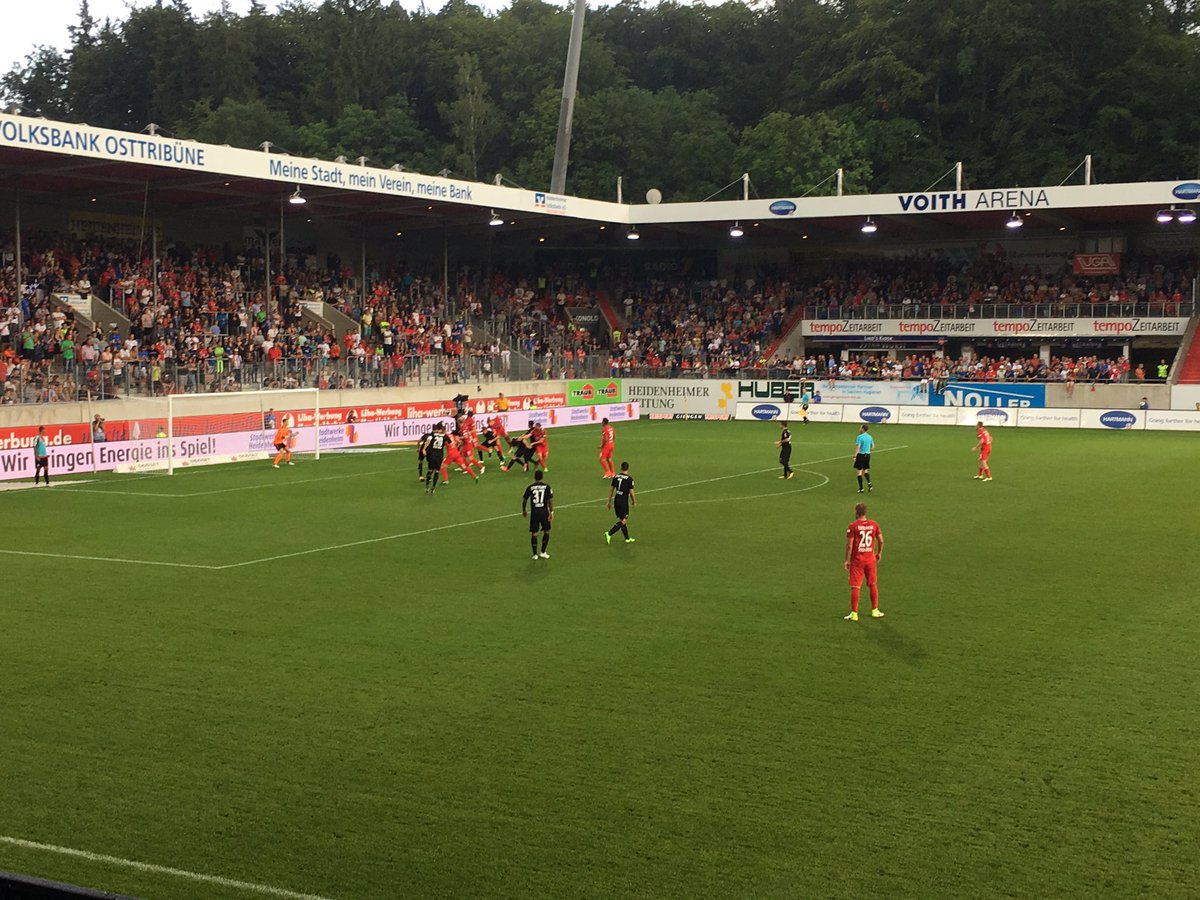 FCH1846's tweet photo. 84.: Freistoß #Titsch-Rivero - der VfB klärt zum Eckball #FCHVfB https://t.co/xWuMwNcwXu