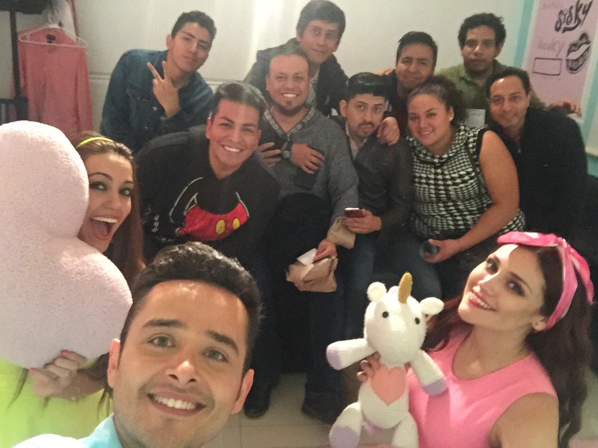 PenicheItzel's tweet photo. Cómo me encanta trabajar con ustedes !! 🤗 #lovethiswork #teatro🎭 #teatrobreve @amordetuvidaah @arthousemexico  @OddyEspinosa @brisacarrillo https://t.co/RrEOJrxaoG