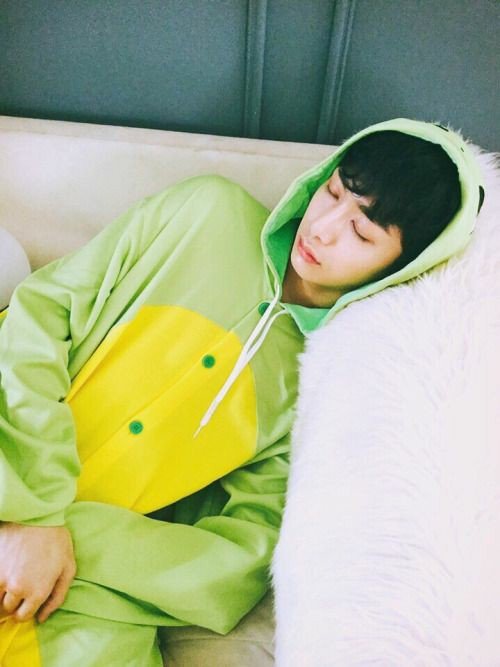 TiaBolinhoB7's tweet photo. Tão fofo yaaah ❤ Te amu muito Hyungwon💙 #WelcomeBackHyungwon https://t.co/GTs2MAQlX6