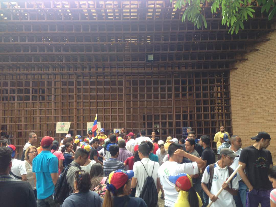 RonielFarias's tweet photo. En Tribunales en apoyo a nuestros Jovenes a exigiendo su Libertad YA
#LiberenACarlos
#LiberenADavid
#LiberenAYolbin https://t.co/S7cv4FMNC6