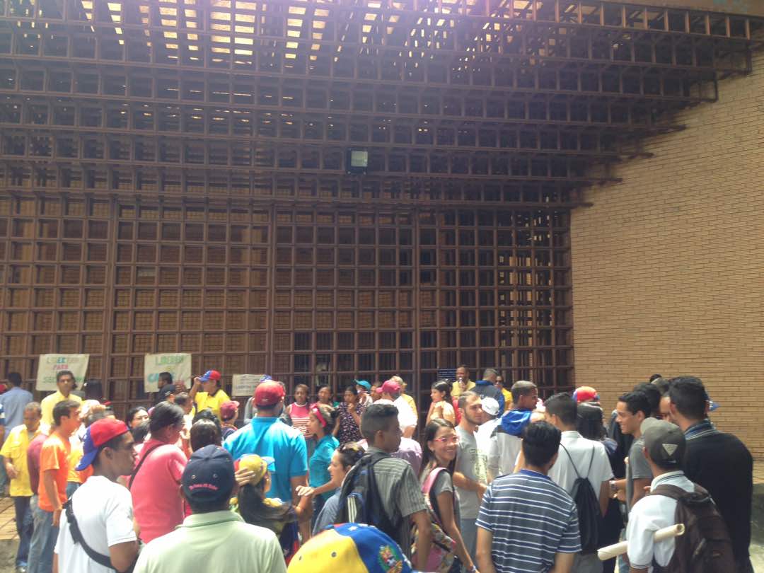 RonielFarias's tweet photo. En Tribunales en apoyo a nuestros Jovenes a exigiendo su Libertad YA
#LiberenACarlos
#LiberenADavid
#LiberenAYolbin https://t.co/S7cv4FMNC6
