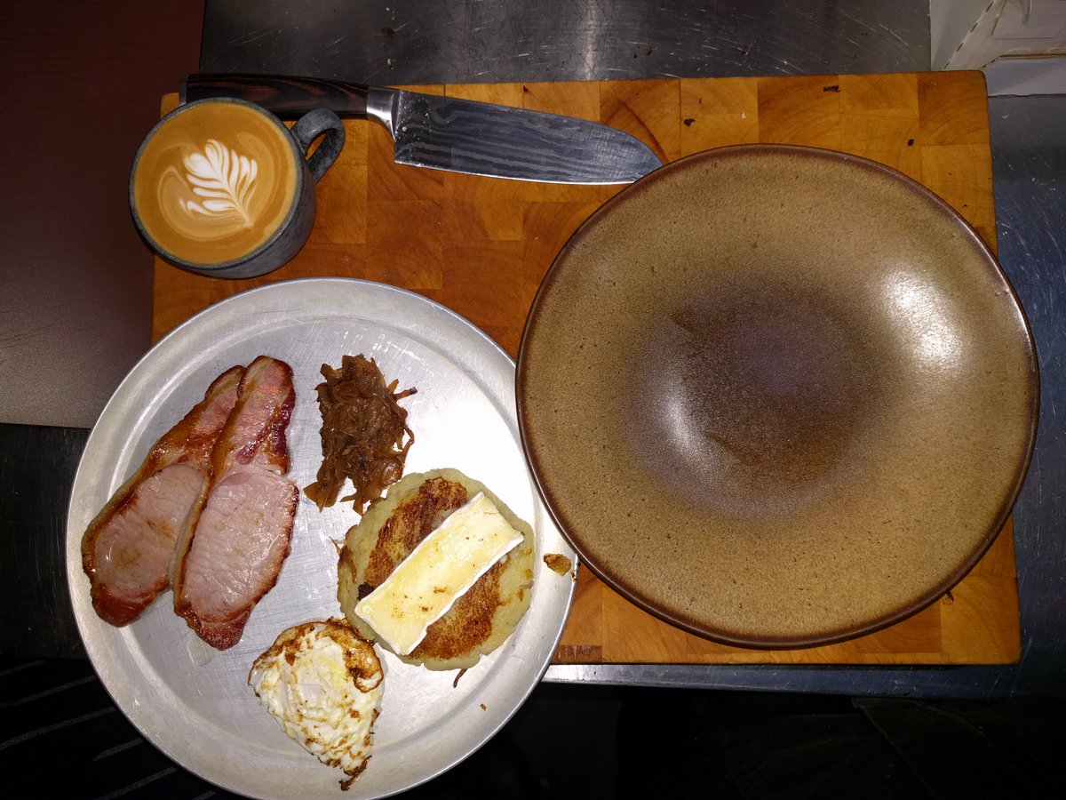The_TuningFork's tweet photo. Sunday breakkie special🥚🍳 Hash browns, Brie, thick cut bacon, fried egg, caramelised onion and our home pickled jalapeños🍽 #SundayMorning https://t.co/RmhZUFIAD8