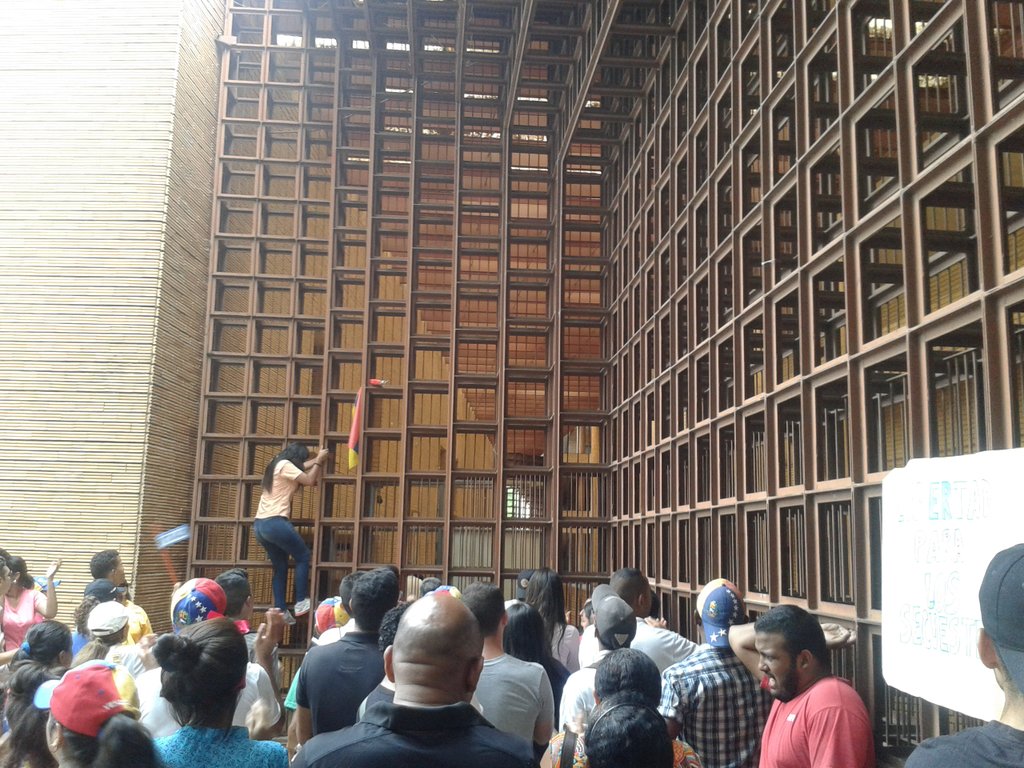 RonielFarias's tweet photo. En Tribunales en apoyo a nuestros Jovenes a exigiendo su Libertad YA
#LiberenACarlos
#LiberenADavid
#LiberenAYolbin https://t.co/S7cv4FMNC6