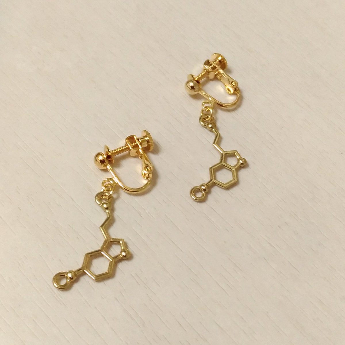 tie_on_acce's tweet image. こう…例えばデスヨ？例えばなんですケド。

「ただいま、帰りに牛乳買ってきたよ」
「えっ？牛乳切らしたってどうしてわかったの？」
「今朝、着けてただろ…？セロトニン(画像)」
「(キュンッ)(ここでセロトニン増加)」

みたいなことに。 #ならない
#博ふぇす #tieon