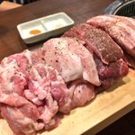 お肉をたらふく食べたい時はここ!新大久保、高田馬場の「マニト」の「赤字セット」が攻めてる!