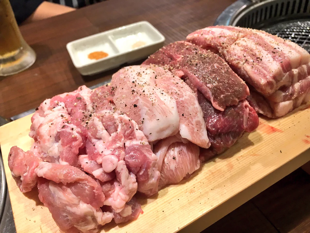 お肉をたらふく食べたい時はここ！新大久保、高田馬場の「マニト」の「赤字セット」が攻めてる！