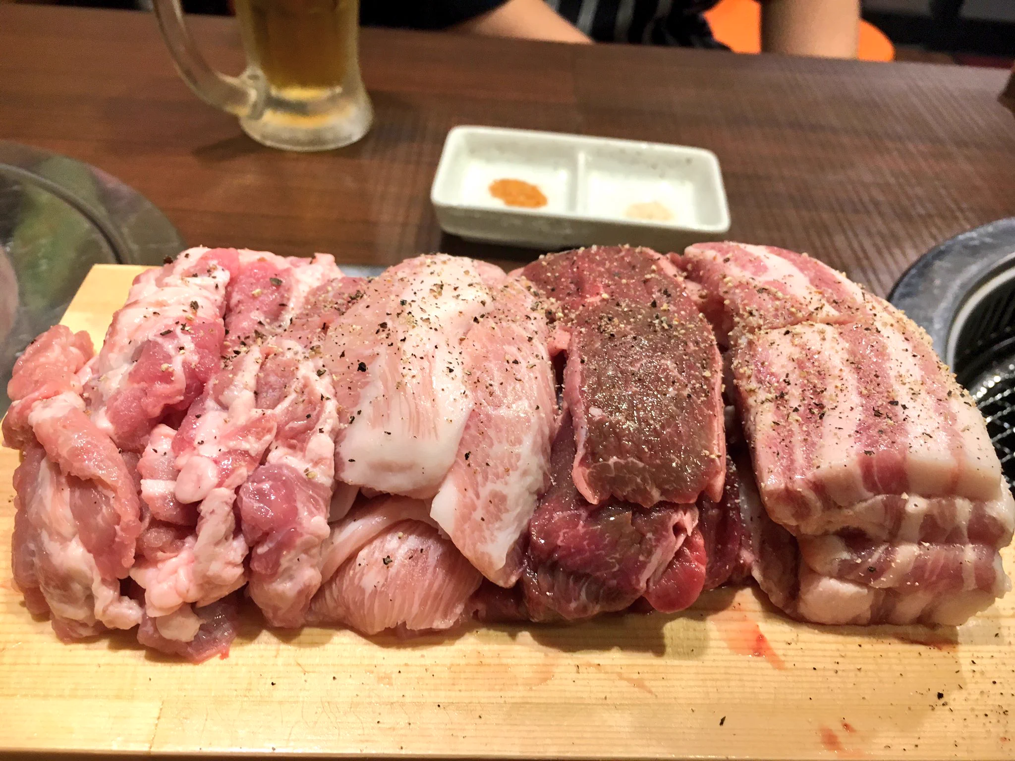 お肉をたらふく食べたい時はここ！新大久保、高田馬場の「マニト」の「赤字セット」が攻めてる！