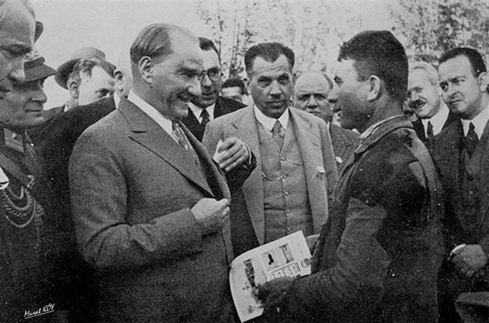 Gazi Mareşal Mustafa Kemal Atatürk, sınavda başarılı olan bir gence mendilini hediye ederken - 1936.