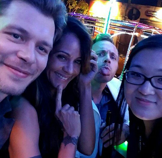 OriginalsLA's tweet photo. 📷 | Nueva foto de Joseph con una afortunada fan #TheOriginals #SDCC -F https://t.co/42FGJ3qwJT