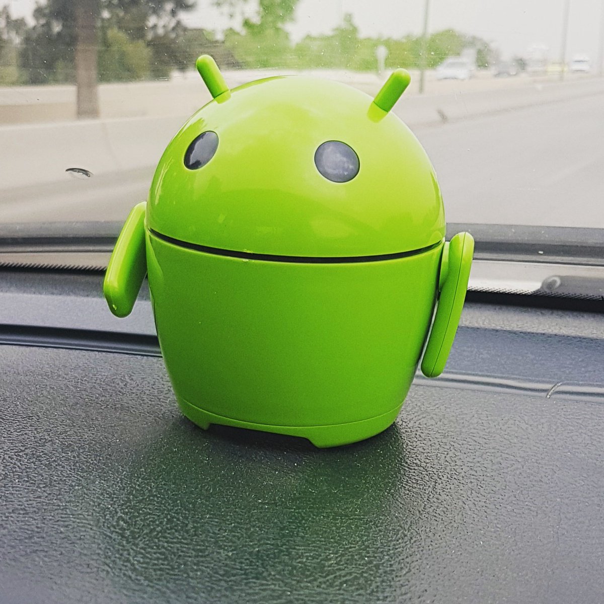 Naceron's tweet image. Say hello to my new little gadget 🤖 Android robot Bluetooth speaker 🔊 #AndroidRobot #BluetoothSpeaker #GreenBot
