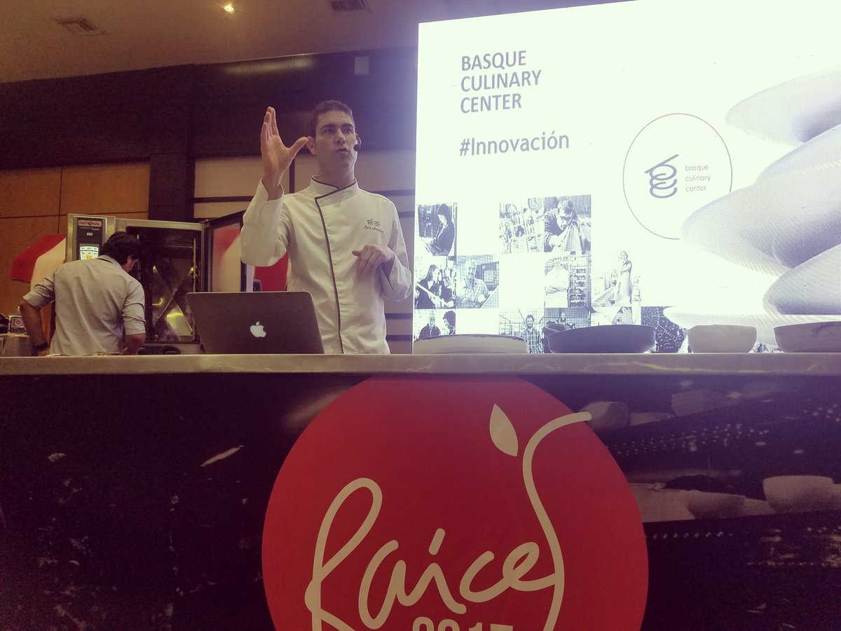 ivannazau's tweet photo. A esta hora el @luis_arrufat expone en @raicesec #CongresoRaíces2017 https://t.co/f5Q8jBP8fY