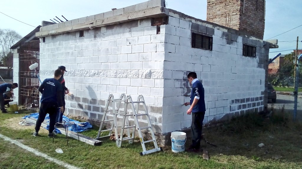 juv1pais_lanus's tweet photo. La @jgenlanusok y @JuventudFRLanus pintaron el Club Estrella de Luján (EscaladaE), 1 entidad fundamental del barrio. https://t.co/c6x4n61hdH