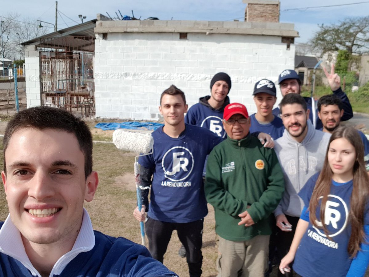 JuventudFRLanus's tweet photo. 📷 Selfie con el canchero José del Club Estrella de Luján de #Lanús Este. ¡Gracias por recibirnos con tanta hospitalidad! #Juventud 🎨🖌 https://t.co/mHLpaEuGqB