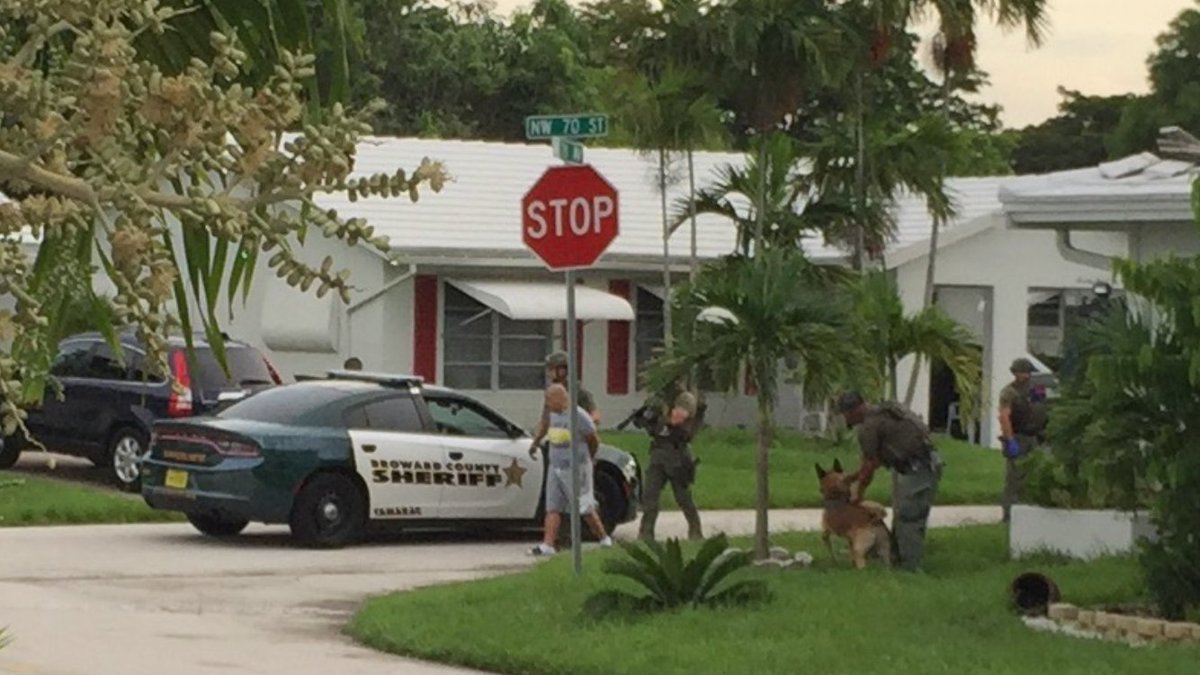 Neighbor's request for cup of sugar turns into hostage situation bit.ly/2tpOCkp https://t.co/WREm5ydWst