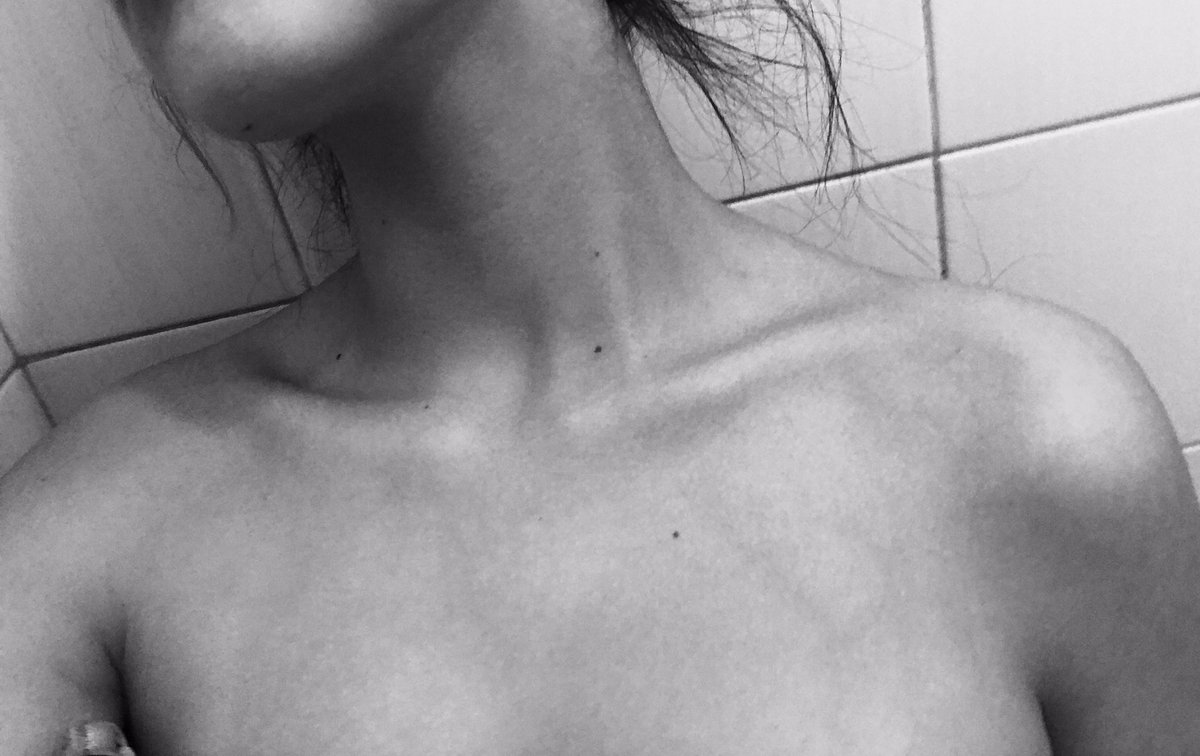 ellaybutterfly's tweet photo. #bodycheck #casuloana #askanamia #borboletana #amproblem #colarbones https://t.co/PQjyrxk2h2