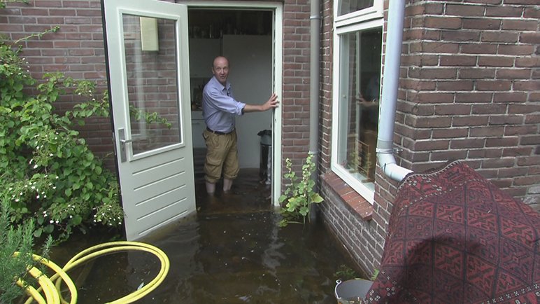 EenVandaag's tweet photo. Vaker hevige regenbuien in de toekomst. Terugkijken  https://t.co/2BQgyyq0qn https://t.co/nmS9pMgcwZ