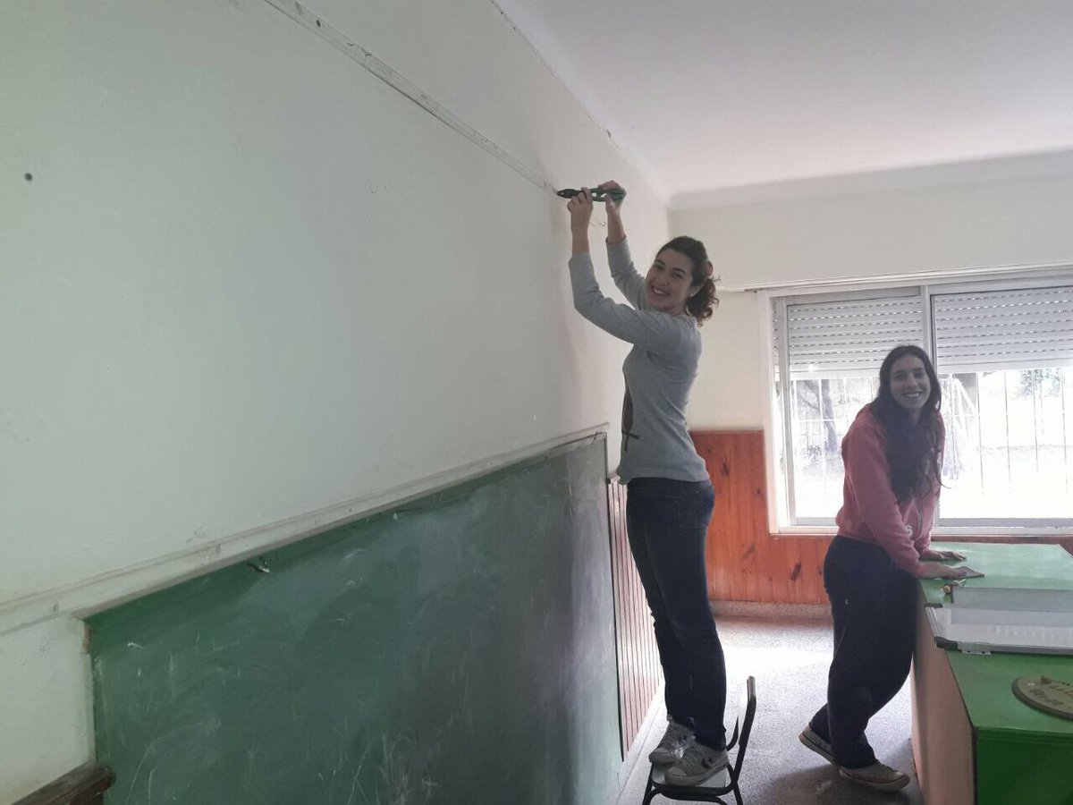 dalessamauricio's tweet photo. Tandil. Pintan el jardin 901 los dias feriados. Son chicos de la iglesia cristiana de Larroca junto a las docentes Buena gente pablo aspesi https://t.co/Wdv1ze7UXO