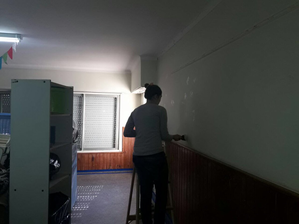 dalessamauricio's tweet photo. Tandil. Pintan el jardin 901 los dias feriados. Son chicos de la iglesia cristiana de Larroca junto a las docentes Buena gente pablo aspesi https://t.co/Wdv1ze7UXO