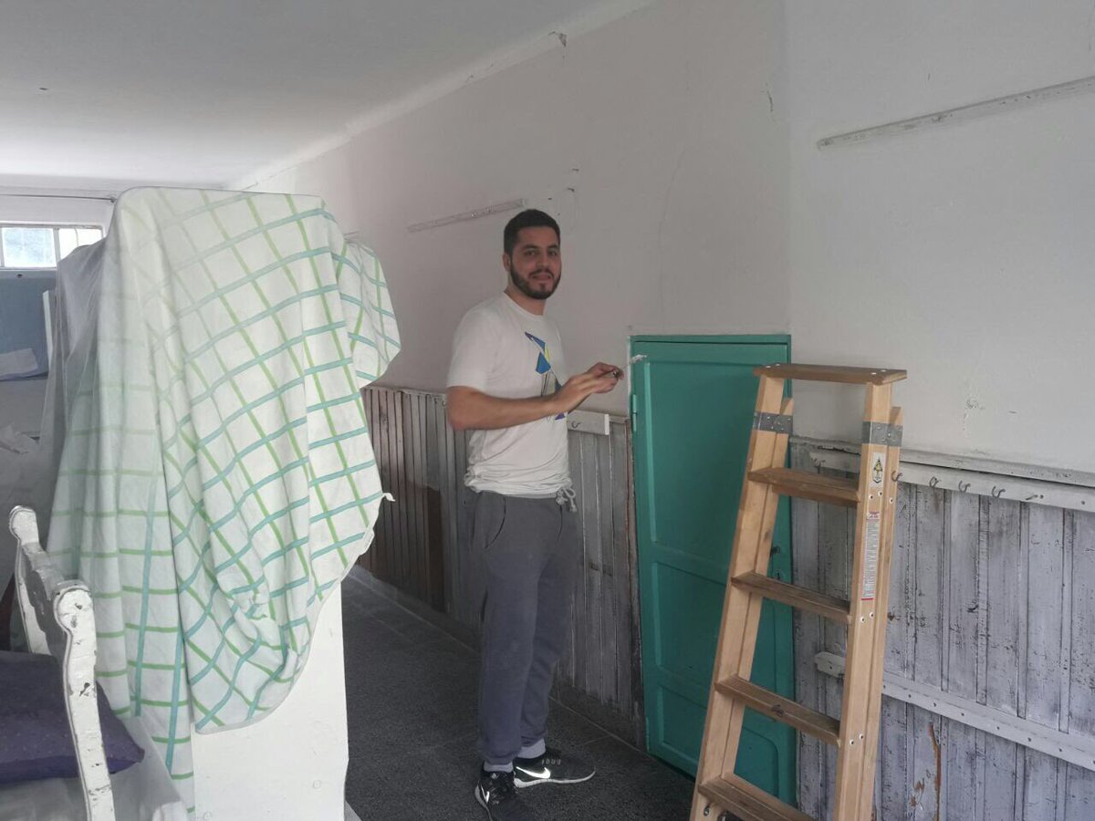 dalessamauricio's tweet photo. Tandil. Pintan el jardin 901 los dias feriados. Son chicos de la iglesia cristiana de Larroca junto a las docentes Buena gente pablo aspesi https://t.co/Wdv1ze7UXO