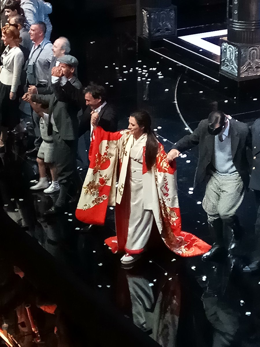 Laurytxu's tweet photo. I speak 3 languages, and i can't find any word to express what made me feel @ErmonelaJaho yesterday at @Teatro_Real #continuedreaming https://t.co/RQ0FHkonJl