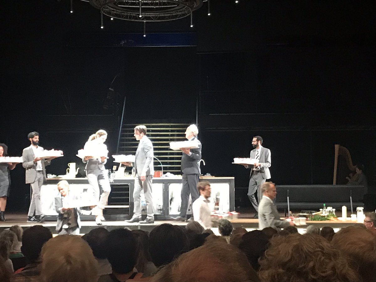 Eten geserveerd door <a href="/anna_drijver/">Anna Drijver</a>, Renee Soutendijk en Harry Piekema tijdens deze marathonvoorstelling. Goed en uniek! #BorgenInCarre