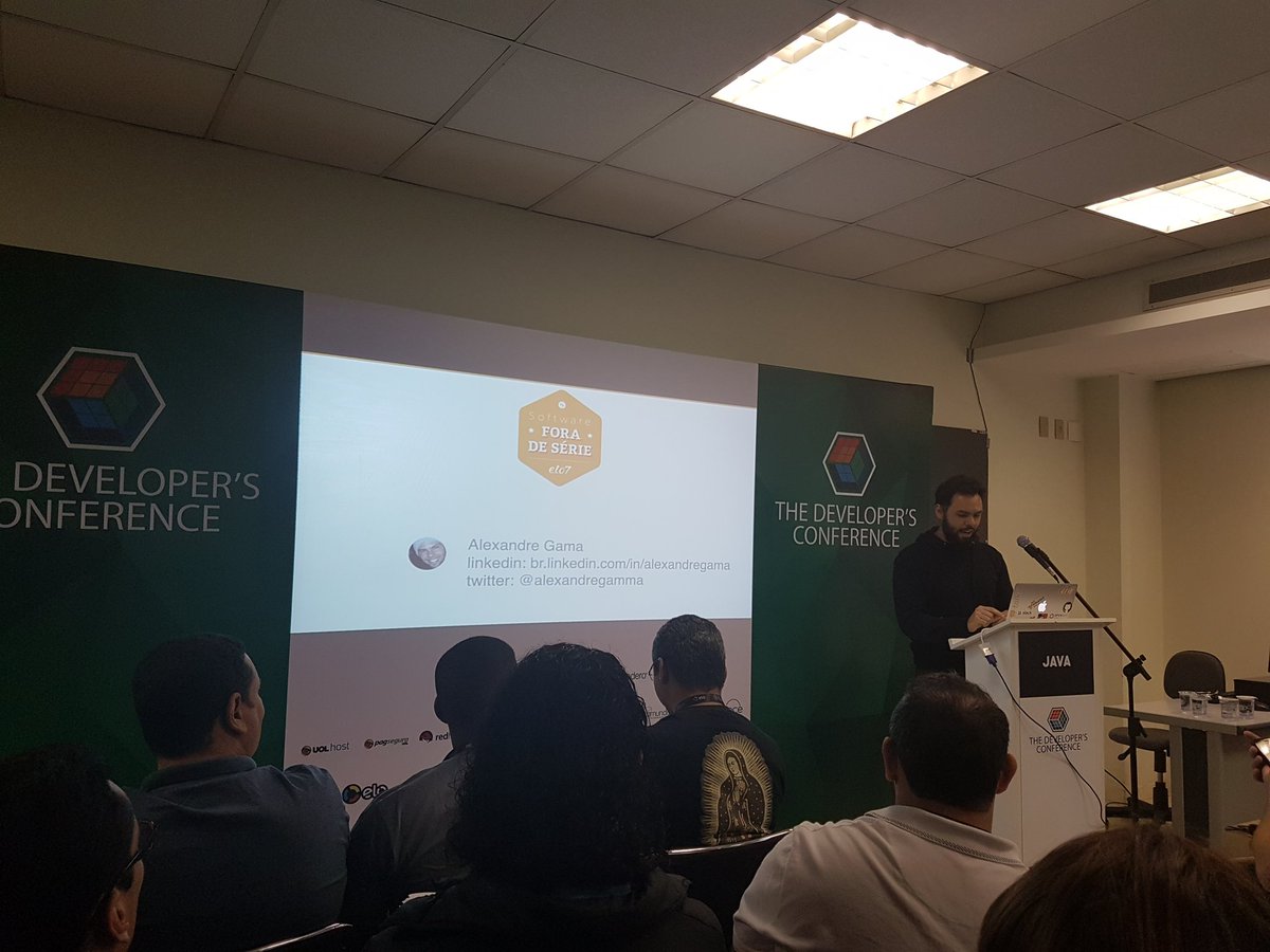 renanscelso's tweet photo. Adoro esse cara! Hehehe! 🖒
@alexandregamma 
#TrilhaJava #TheDevConf https://t.co/ZrhesvqXsW