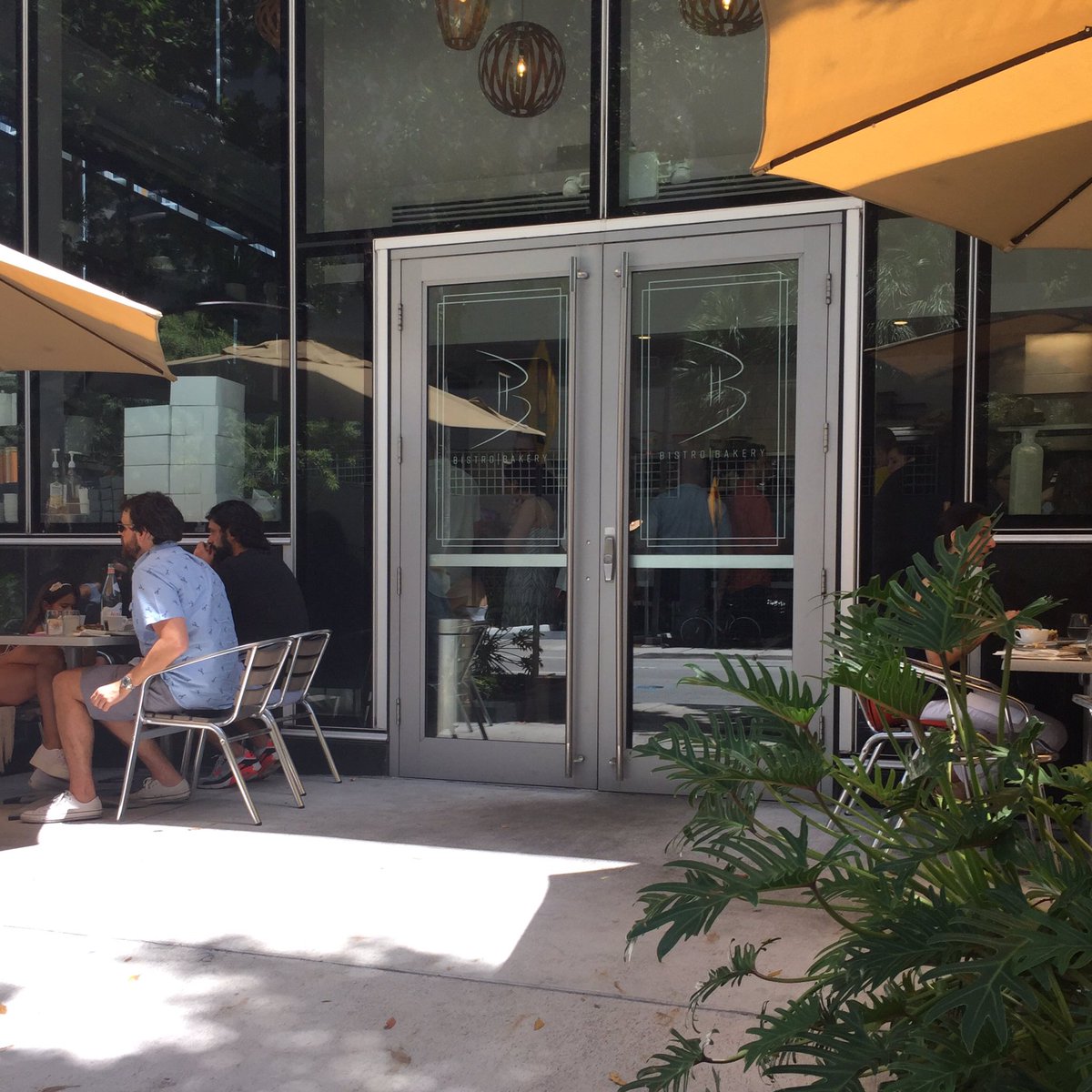 omar_carrion's tweet photo. Ya no esta @bachour1234 pero sigue estando bueno y repleto de gente. @bbistromiami https://t.co/ZSBop8Dg0l
