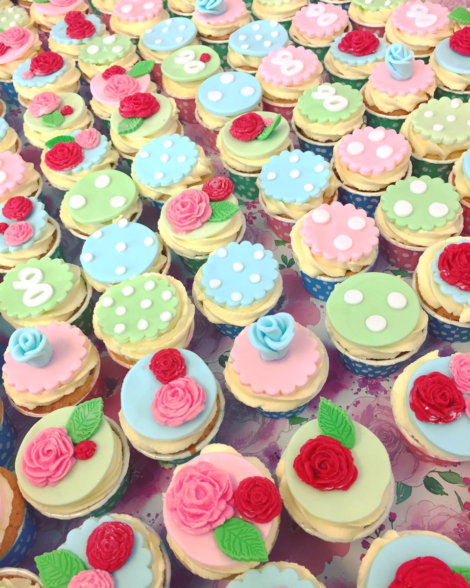 vickispongecake's tweet photo. @CathKidson_ themed cakes for this weeks bake https://t.co/bxPPsGXG4A
