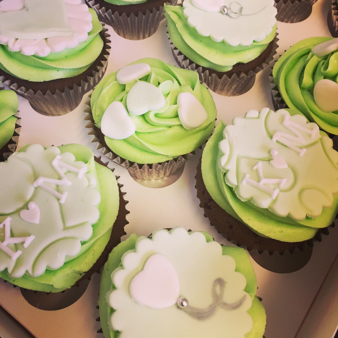 vickispongecake's tweet photo. Engagement mint chocolate cupcakes https://t.co/m9GnChfdWv