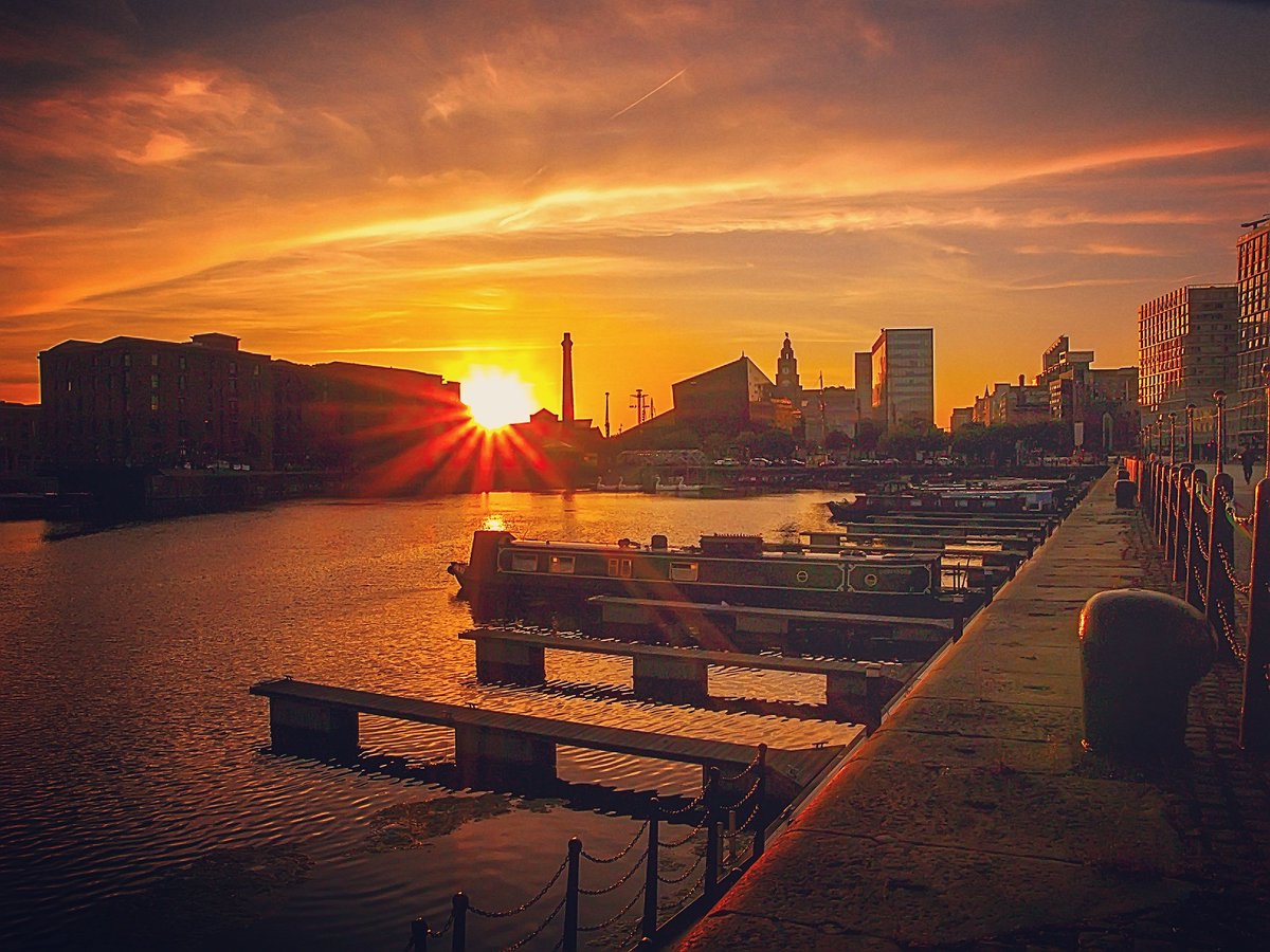 Keliasphotogra1's tweet image. Evening sunrays on the dock #liverpool #albertdock #Skyline