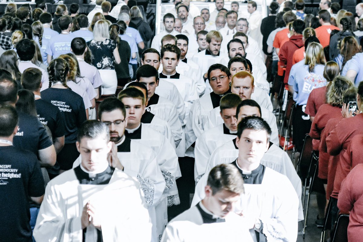 scgvocations's tweet photo. #Thinkingpriesthood? Come chat with the seminarians at the vocations table! @steubystl #SCGVocations https://t.co/UG8viNHA8c