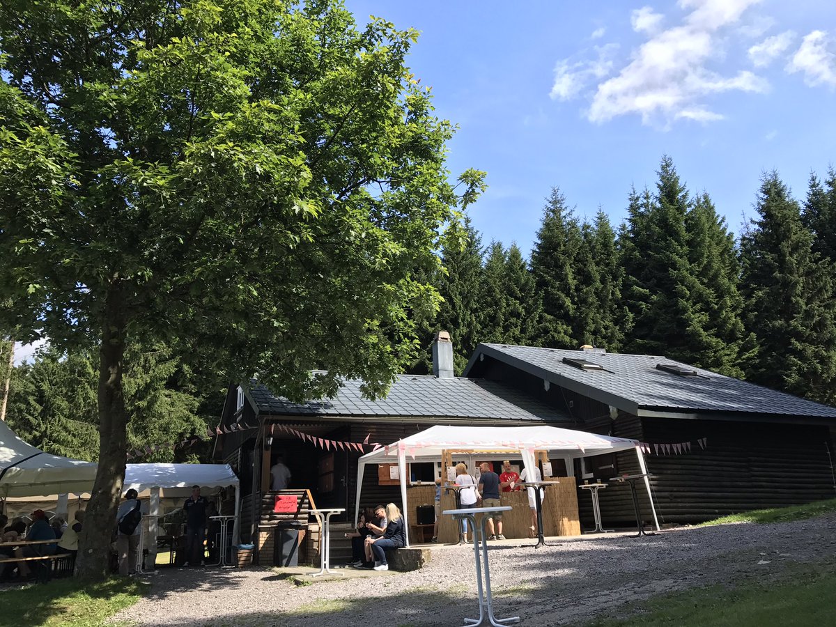 TSchipanski's tweet photo. 50 Jahre Albert Schweitzer Hütte in #Altenfeld. Der #Thüringer Wald u der #Rennsteig von seiner schönsten Seite! Danke für Engagement. https://t.co/L0bfAKJ9Ox