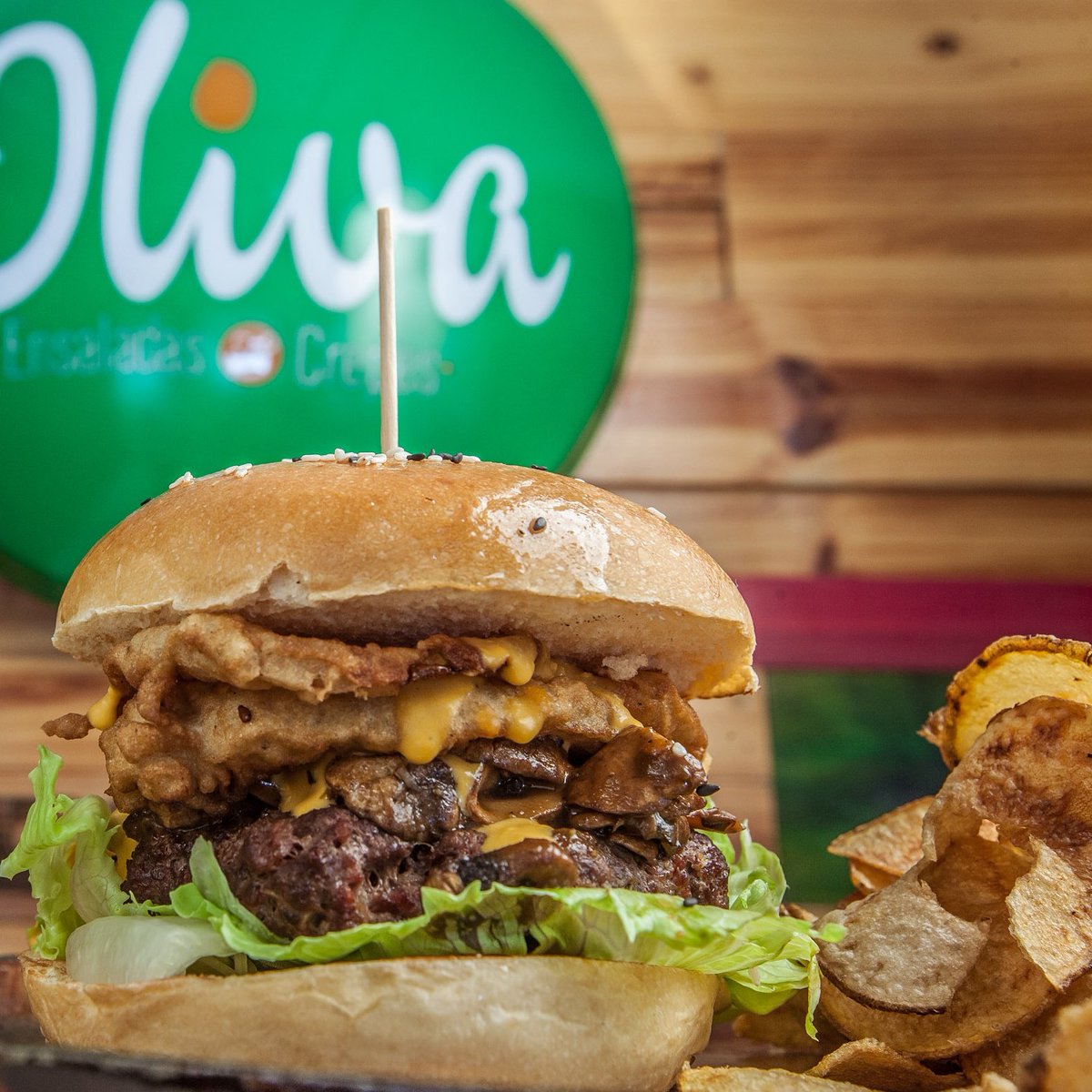 TuOliva's tweet photo. #MuchoMambo hoy para ustedes #OlivaLovers 💃🍔 💚 [Carne + Aros de Cebolla + Tocineta + Cheddar y Jalea de Mango] https://t.co/eIKqYlI8cM