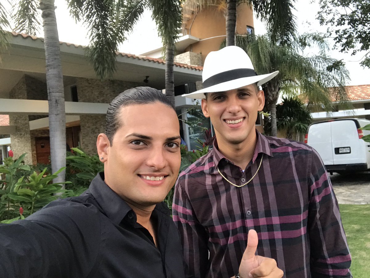 cachimboytony's tweet photo. Listos para la Rumba! Una Boda https://t.co/AhV3W4dnt2