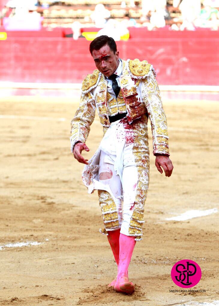 Paco Ureña ha abierto hoy la puerta grande del corazón de #Valencia. El presidente es un mal aficionado y #UreñaEsPureza. Cada uno a lo suyo