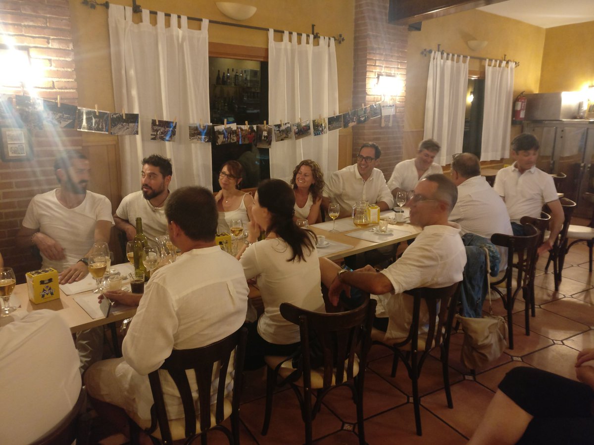 gitanesmontmelo's tweet photo. El soparet blanc #gitaneru amb els caps de colla fent balanç d'una gran temporada💪 #totssomun #ganesdegitanes https://t.co/lypDAI4EgR