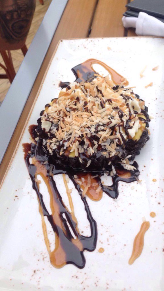 TooFreshPrincee's tweet photo. Chocolate Banana 🍌 Cream Pie #dessert #FoodNetworkStar #foodporn #food #pie #banana #chocolate #chef #checkmyfresh https://t.co/1cg4GzwWCH