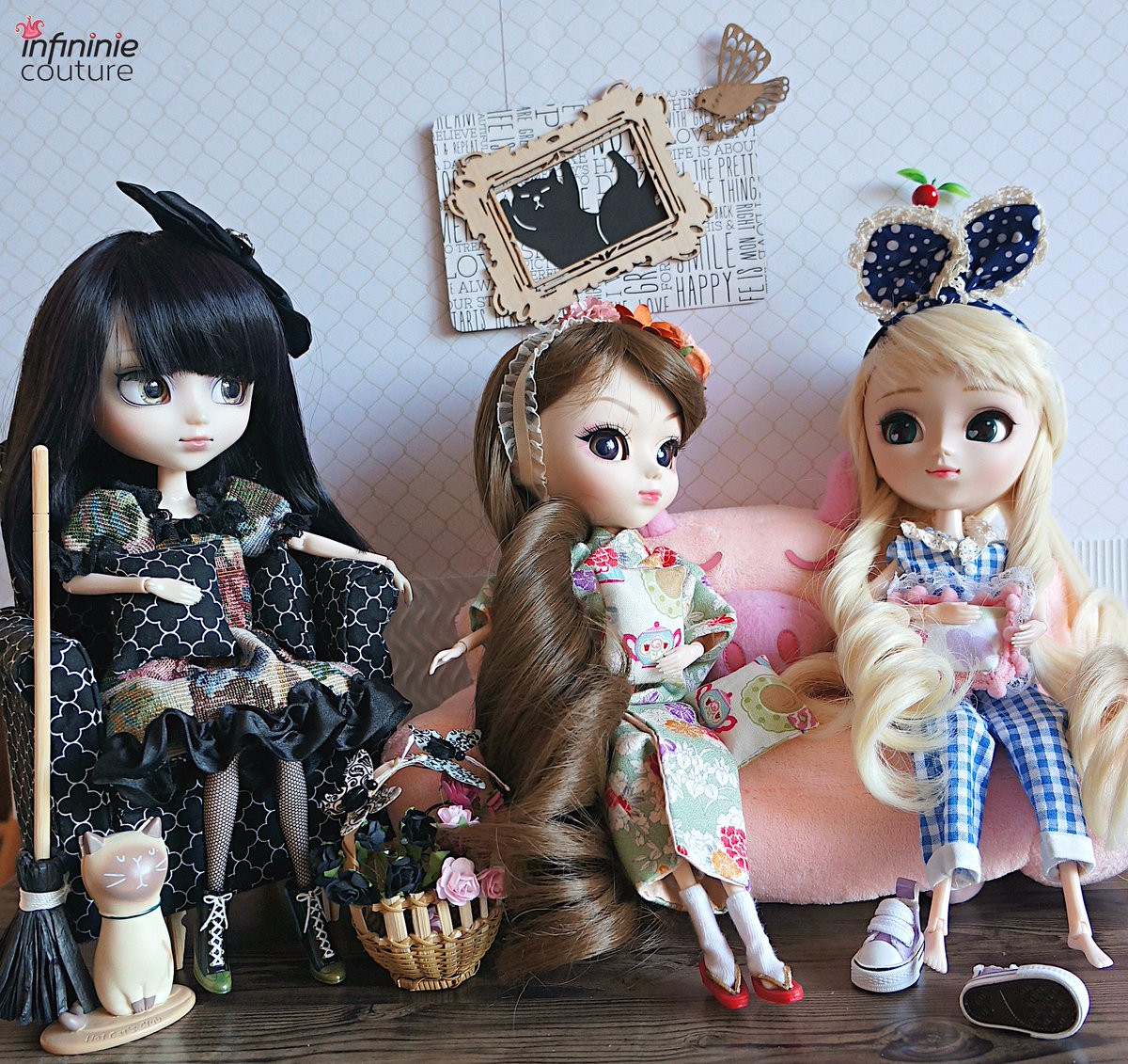 InfininieCoutur's tweet photo. 2 gals are getting comfy on new sofa. Alura is annoyed 😂#pullip  #doll #pullipaccessory #pullipstagram #jpgroove #pullipstyle #australian https://t.co/6AUZVci1mj
