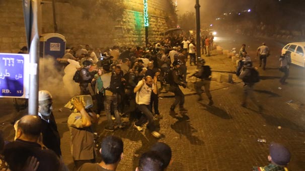 milliyet's tweet photo. Kudüs'te çatışmalar şiddetlendi: 1 ölü, 67 yaralı https://t.co/esqD5i1Jwz https://t.co/iF9RFMLGio