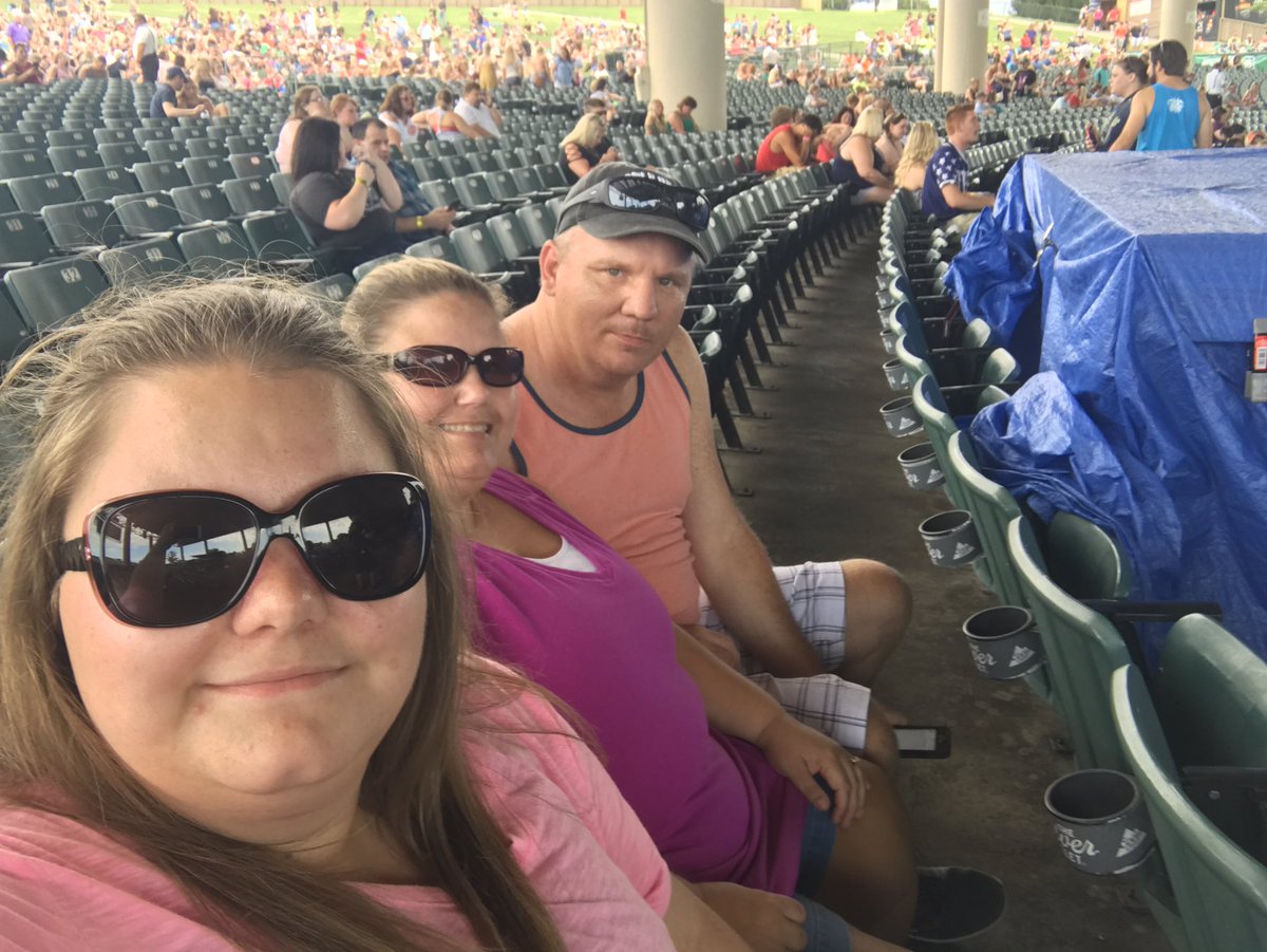 CdmaDoris's tweet photo. @coleswindell PLEASE say your gonna suprise us on the pavilion stage! #nottoproudtobeg https://t.co/3eJ5v7cR6Z