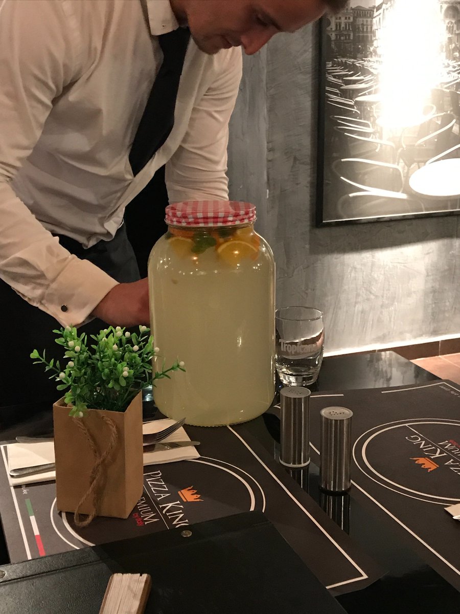SportingFreak's tweet photo. 今夜の公式飲料(Official Drink)、レモネードさんです。
なんと3.5L蛇口付き、尺五寸くらいのストローもつけてもらいました。
#youngpork https://t.co/JhVTC1ccgK
