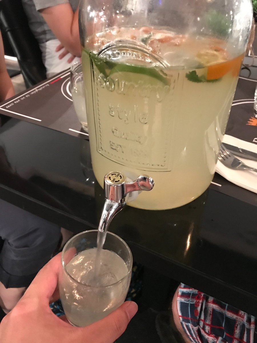SportingFreak's tweet photo. 今夜の公式飲料(Official Drink)、レモネードさんです。
なんと3.5L蛇口付き、尺五寸くらいのストローもつけてもらいました。
#youngpork https://t.co/JhVTC1ccgK