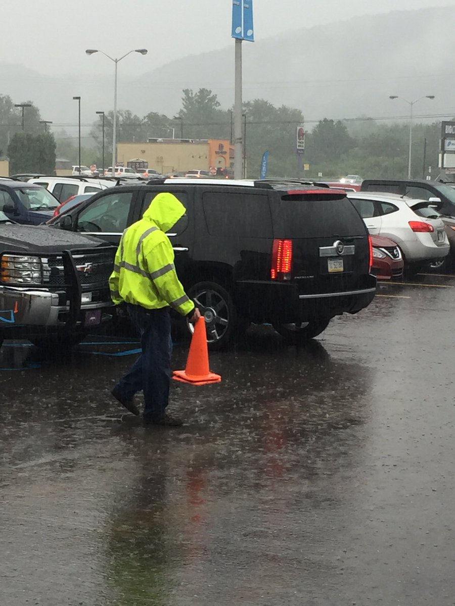 sjhelmus1's tweet photo. Thankful for our parking crew who withstands the pouring rain to serve others for the glory of God!  #lcbc_clm #lcbcchurch @LCBCchurch https://t.co/NH6u84YsGv