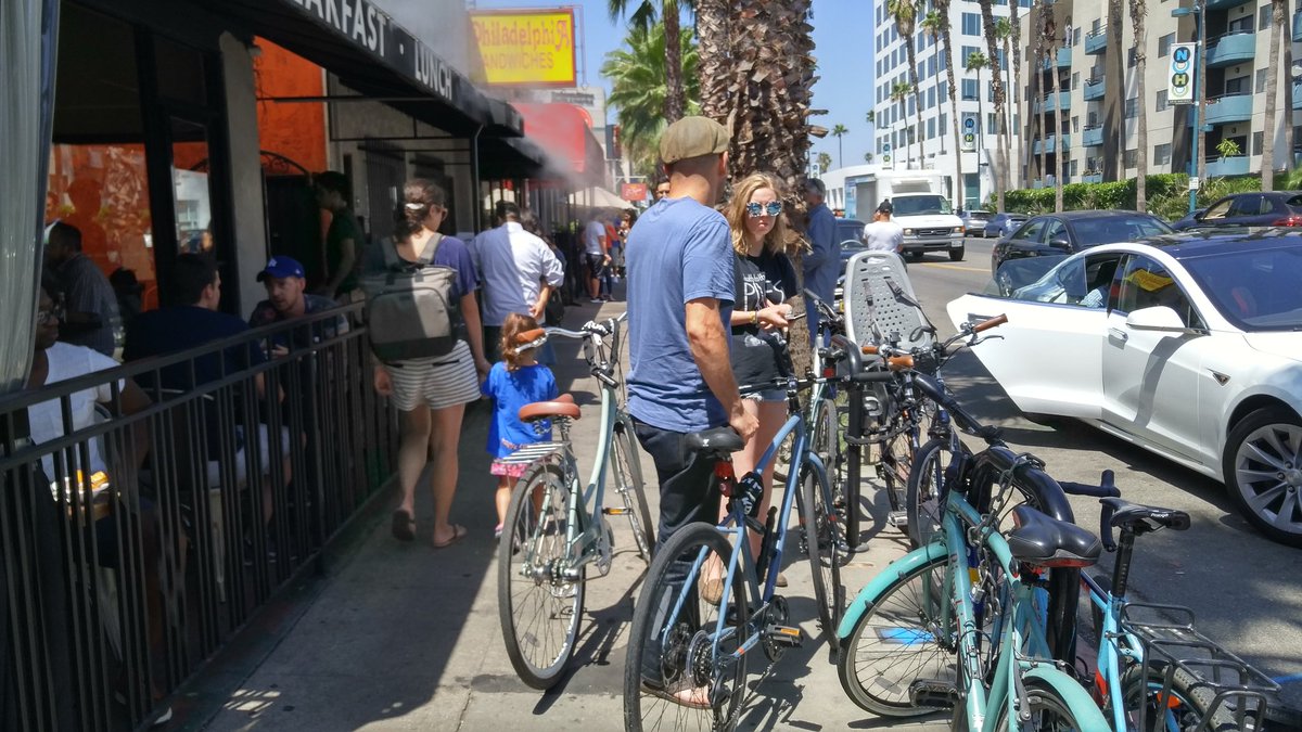 Ciclavalley's tweet photo. More bike racks needed in NoHo.
@PaulKrekorian @officialnoho https://t.co/MeJZtxBne1