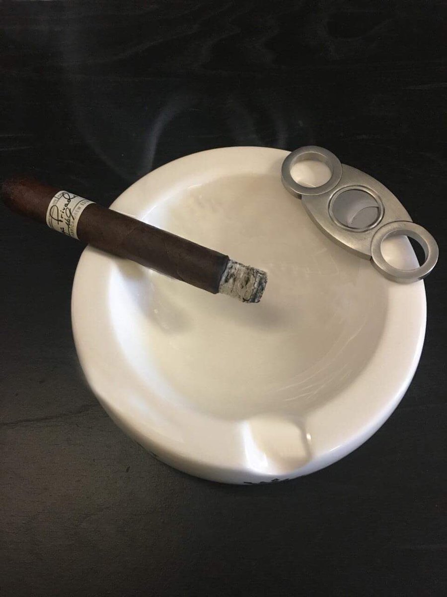 CigarState's tweet photo. Liga Privada No. 9 #drewestate #cigars #ligaprivada #cigarstate https://t.co/7DpVdpF8iV