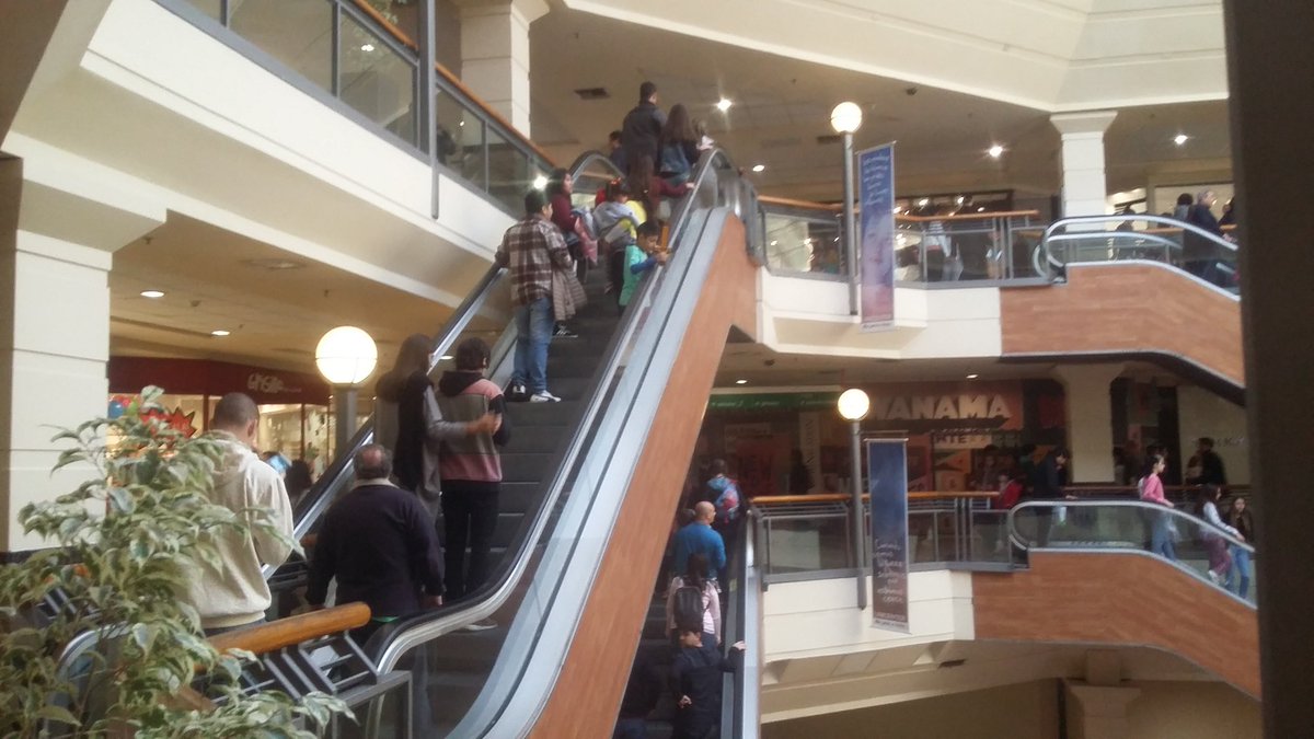 RojoFurioso14's tweet photo. La gente reventando el shopping para demostrar que #AsiNoSePuedeSeguir 
Los cachetean con billetes
Macrisis 😂😂😂 https://t.co/F172cAqM5N